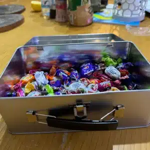 מזוודת פח כסופה מלאה סוכריות מבט אלכסוני
