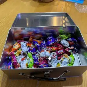 מזוודת פח כסופה מלאה סוכריות מבט על