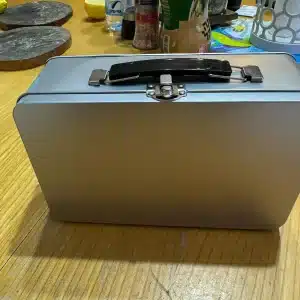 מזוודת פח כסופה סגורה גב