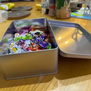 מזוודת פח כסופה פתוחה מבט צד סוכריות