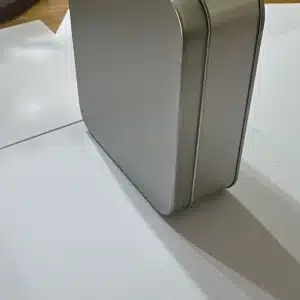 קופסת פח מרובעת סגורה עומדת