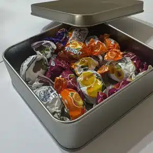 קופסת פח מרובעת עם סוכריות פתוחה באלכסון