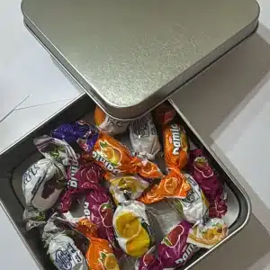 קופסת פח מרובעת עם סוכריות פתוחה מלמעלה
