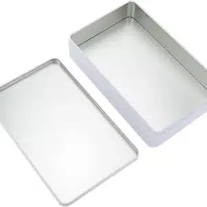קופסת פח פתוחה עם מכסה בצד