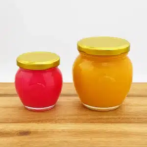 צנצנות זכוכית אורצ'יו על משטח עץ