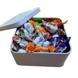 קופסת פח לבנה עם ממתקים