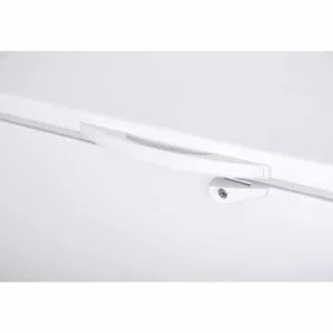 תקריב ידית ומנעול במקפיא מקרר שוכב RF-830PC