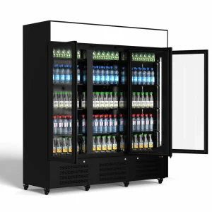 מקרר ויטרינה RF-1390PS עם שלוש דלתות זכוכית פתוחות במבט זוויתי